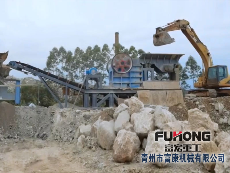 大塊石料破碎制砂現場